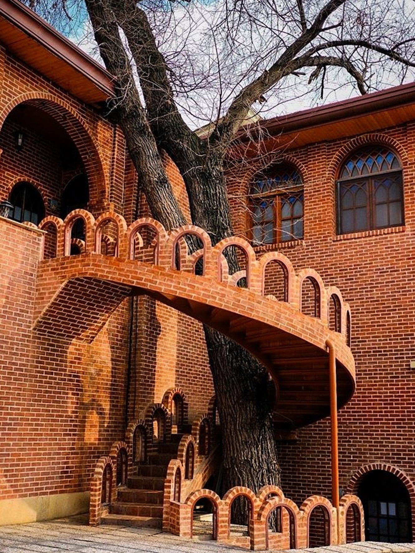 همنشینی زیبای آجر و درخت در معماری ایرانی